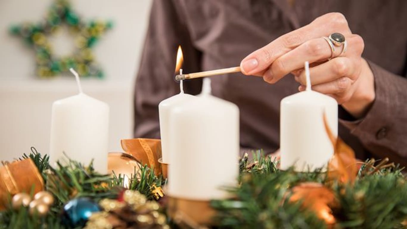 Brennende Kerzen auf dem Adventskranz sollten nicht unbeaufsichtigt bleiben.
