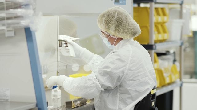 Arbeit in einem Labor von Moderna. Arbeit in einem Labor von Moderna.