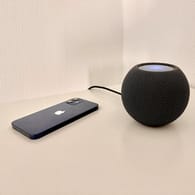 Der HomePod Mini neben einem iPhone 12 mini: Der neue Smartspeaker wird Apple-Fans glücklich machen.