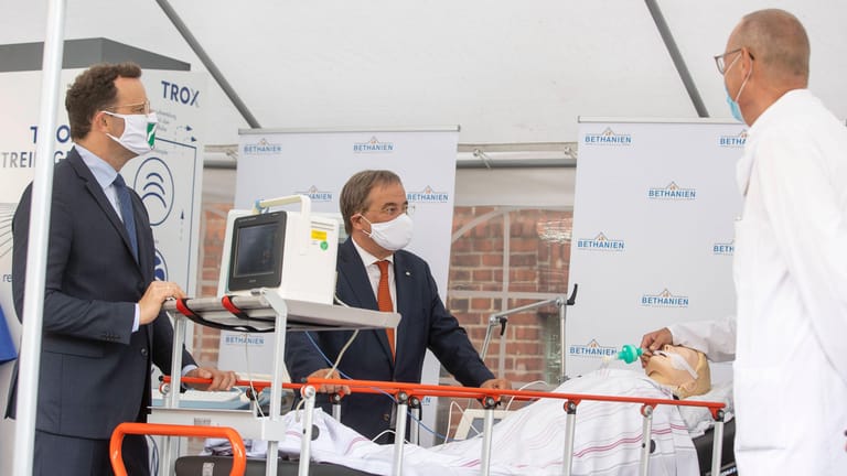 Bundesgesundheitsminister Jens Spahn, NRW-Ministerpräsident Armin Laschet und Dr. Thomas Voshaar: Ende August waren die Politiker zu Besuch im Bethanien Krankenhaus in Moers.