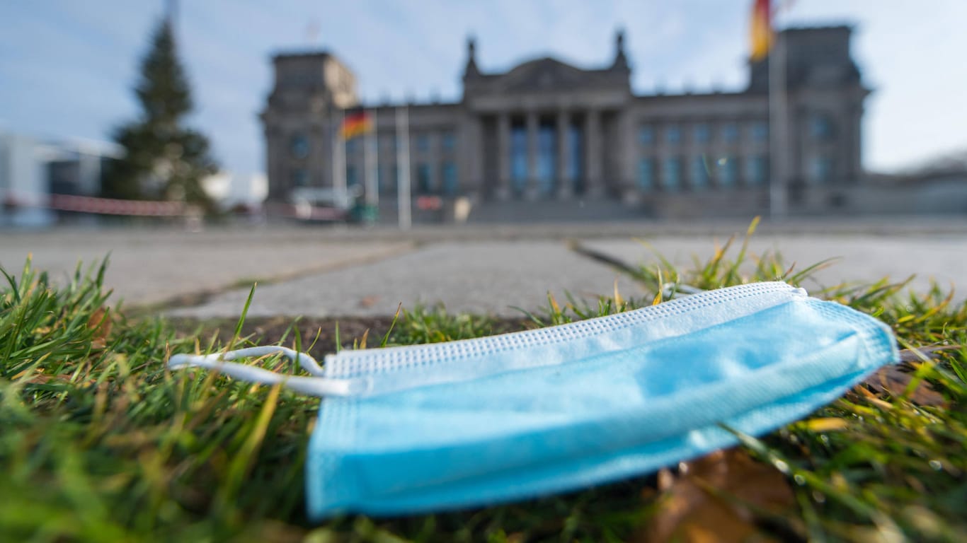 Einwegmaske auf der Wiese vor dem Reichstag: t-online-Leser haben geschrieben, welche Beschlüsse sie sich wünschen würden.