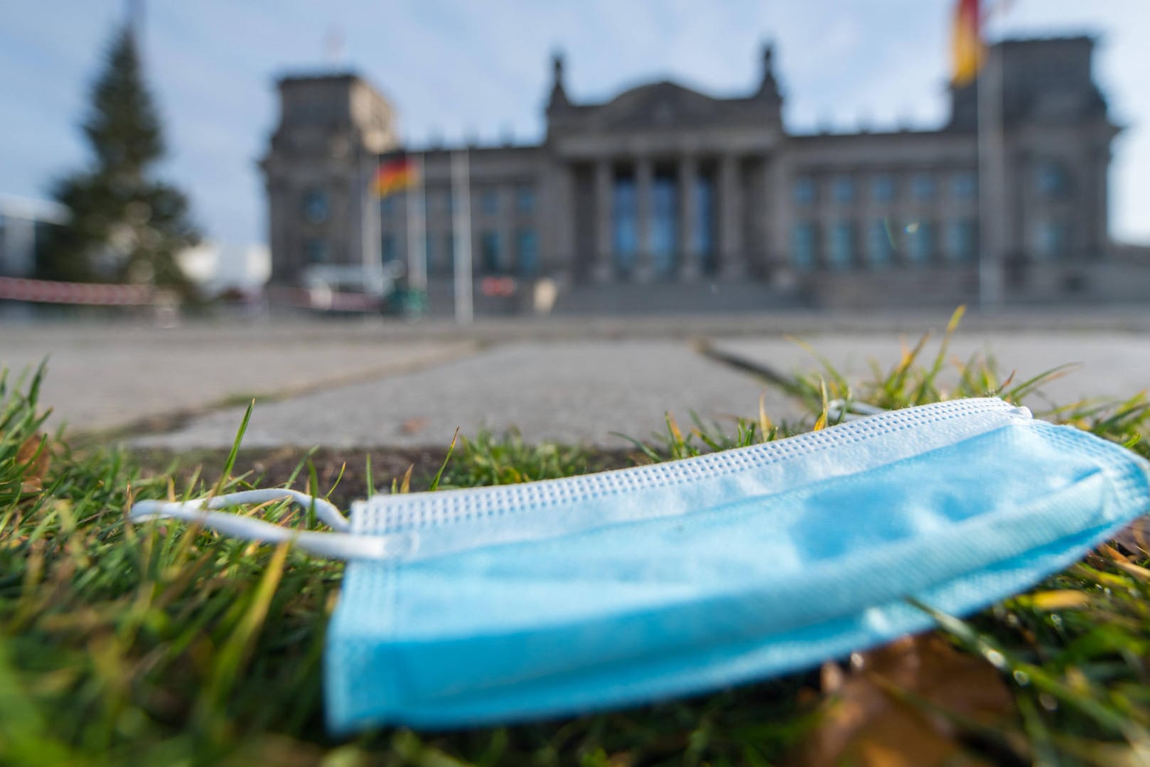 Einwegmaske auf der Wiese vor dem Reichstag: t-online-Leser haben geschrieben, welche Beschlüsse sie sich wünschen würden.