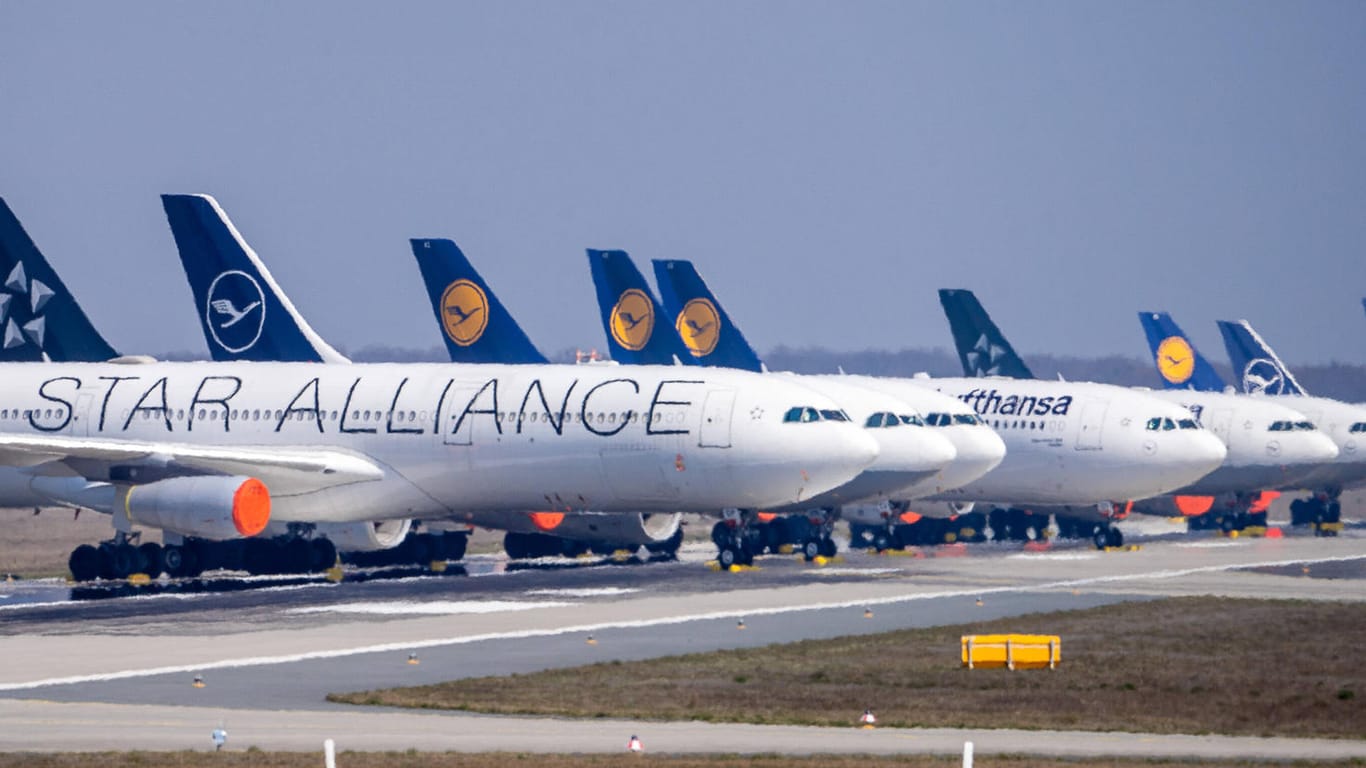 Flugzeuge parken (Symbolbild): Die Airlines häufen hohe Verluste an.