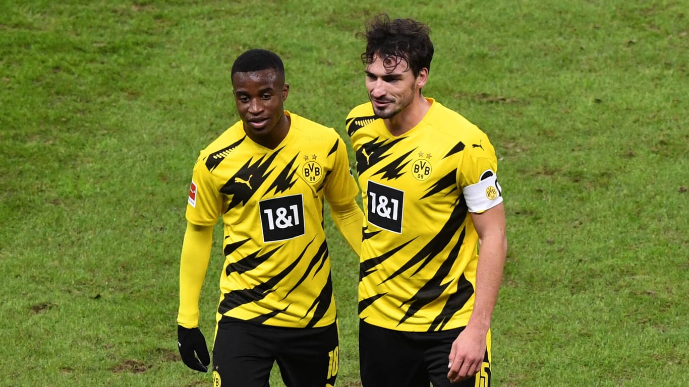 Youssoufa Moukoko (li.) und Mats Hummels (re.): Der Dortmunder Kapitän warnt vor zu viel Wirbel um den talentierten Spieler.