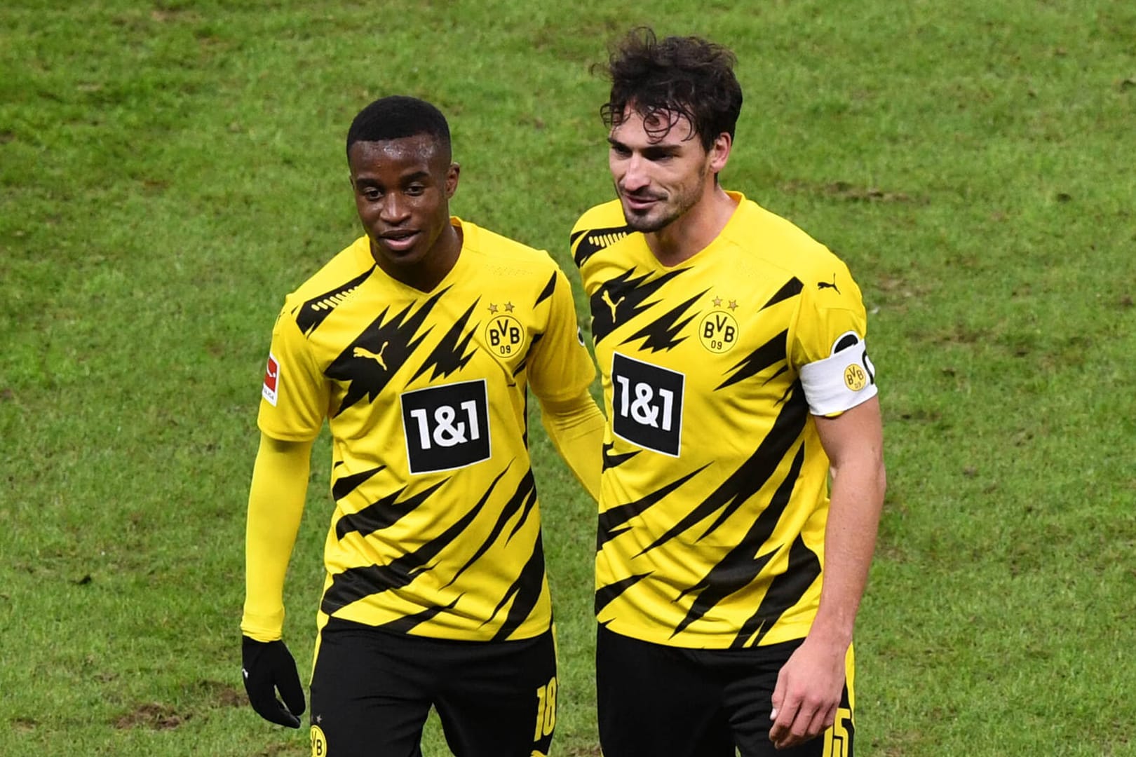 Youssoufa Moukoko (li.) und Mats Hummels (re.): Der Dortmunder Kapitän warnt vor zu viel Wirbel um den talentierten Spieler.