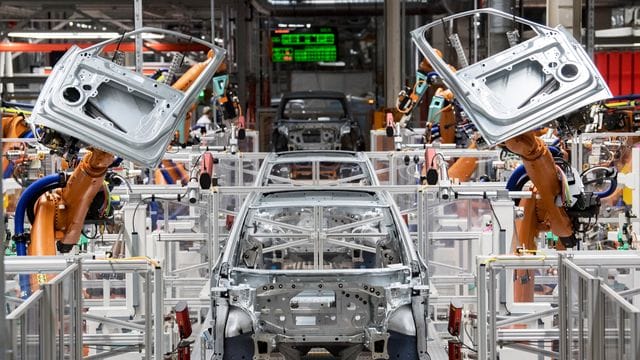 Im Karosseriebau des Volkswagen-Werkes in Sachsen montieren Roboter die Türen des VW ID. Im Karosseriebau des Volkswagen-Werkes in Sachsen montieren Roboter die Türen des VW ID.