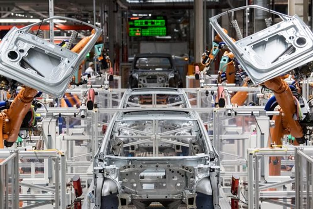 Im Karosseriebau des Volkswagen-Werkes in Sachsen montieren Roboter die Türen des VW ID.