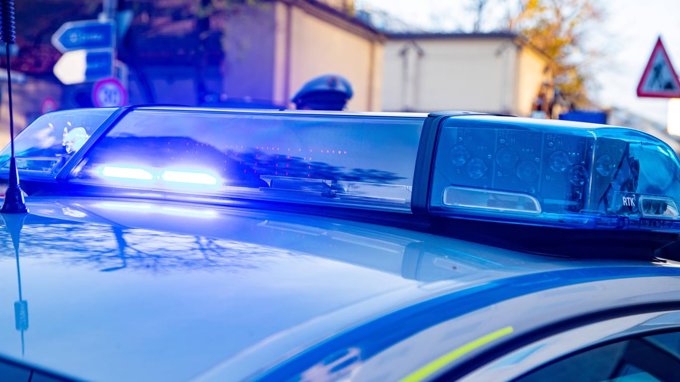 Blaulicht auf einem Einsatzwagen der Polizei (Symbolbild): In München soll ein Mann seine Ehefrau erstochen haben.