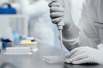 Forscher im Moderna-Labor: Mit Moderna, Pfizer/Biontech und Astrazeneca hat die EU dann mit allen Hoffnungsträgern der Impfstoff-Entwicklung Verträge.