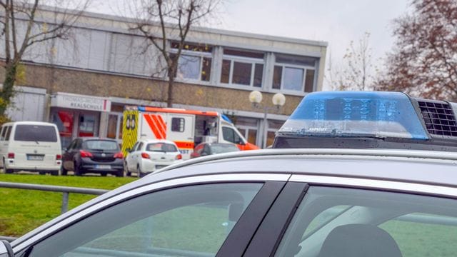 Einsatzfahrzeuge von Polizei und Rettungsdiensten stehen vor einer Schule in Östringen, an der ein 13-Jähriger einen Mitschüler attackierte. Einsatzfahrzeuge von Polizei und Rettungsdiensten stehen vor einer Schule in Östringen, an der ein 13-Jähriger einen Mitschüler attackierte.