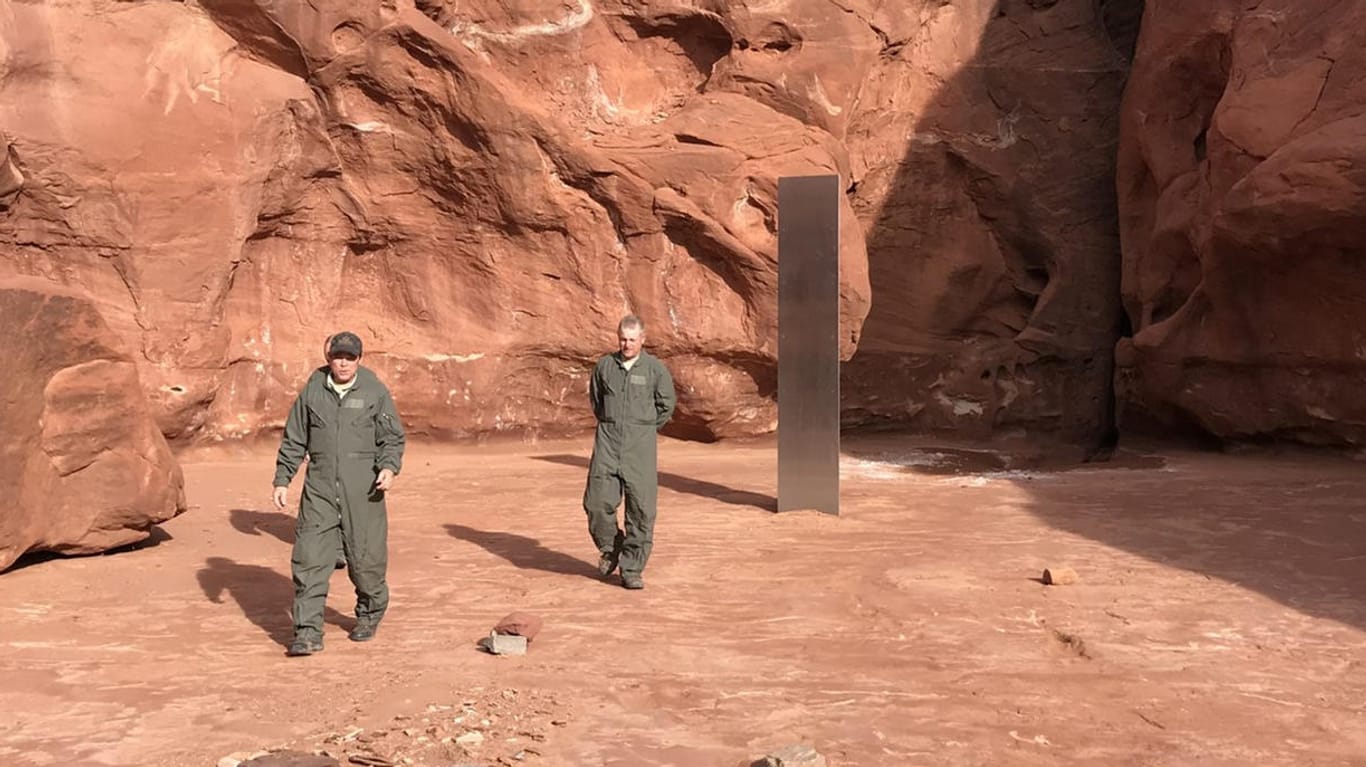 Ein Metall-Monolith steht inmitten einer roten Felsenlandschaft. In der entlegenen Gegend des US-Bundesstaates Utah hat die Besatzung eines Hubschraubers nach Behördenangaben den Metall-Monolithen gefunden.