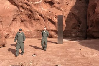 Ein Metall-Monolith steht inmitten einer roten Felsenlandschaft. In der entlegenen Gegend des US-Bundesstaates Utah hat die Besatzung eines Hubschraubers nach Behördenangaben den Metall-Monolithen gefunden.