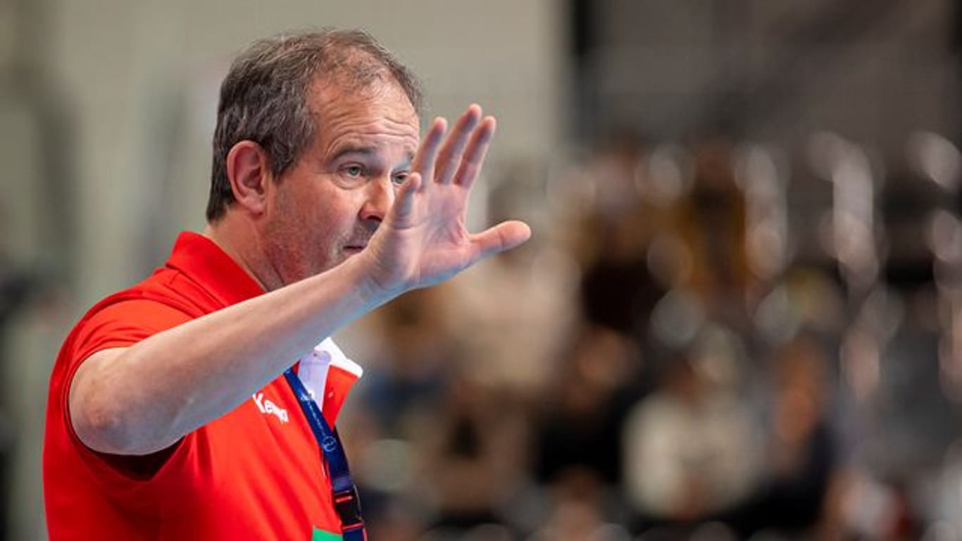 Deutschlands Handballerinnen müssen weiter auf Bundestrainer Henk Groener verzichten.