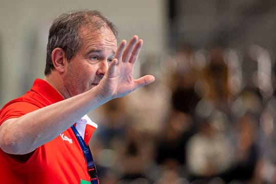 Deutschlands Handballerinnen müssen weiter auf Bundestrainer Henk Groener verzichten.