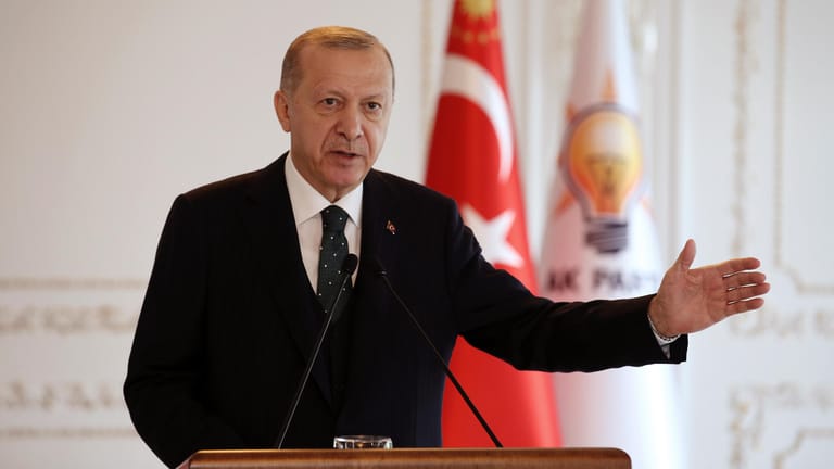 Recep Tayyip Erdogan hat mit zahlreichen Konflikten und Krisen zu kämpfen: Ein enger Berater des türkischen Präsidenten ist zurückgetreten.