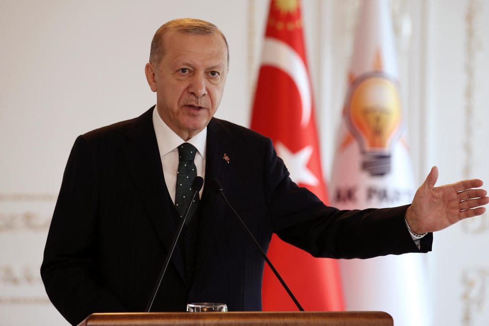 Recep Tayyip Erdogan hat mit zahlreichen Konflikten und Krisen zu kämpfen: Ein enger Berater des türkischen Präsidenten ist zurückgetreten.