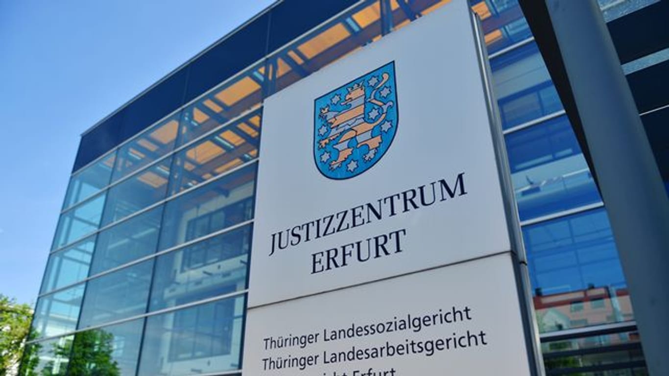 Blick auf das Gebäude des Justizzentrums Erfurt: Zwei Angeklagte kommen nach dem Angriff auf ein Jugendzentrum im Jahr 2016 straffrei davon.