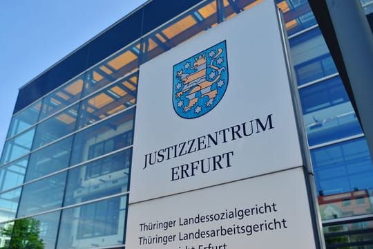 Blick auf das Gebäude des Justizzentrums Erfurt: Zwei Angeklagte kommen nach dem Angriff auf ein Jugendzentrum im Jahr 2016 straffrei davon.