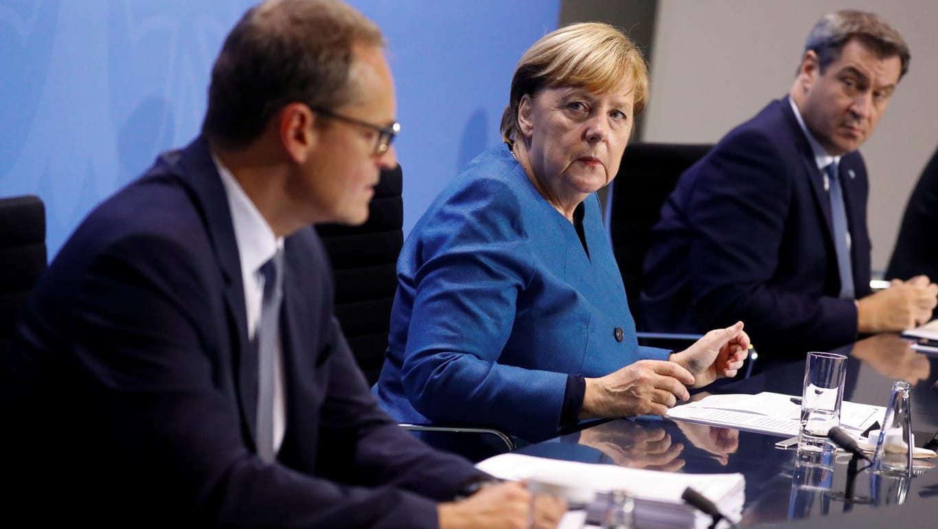 Michael Müller (v. l.), Angela Merkel und Markus Söder: Bund und Länder finden bei den Corona-Maßnahmen keine einheitliche Linie. (Archivbild)