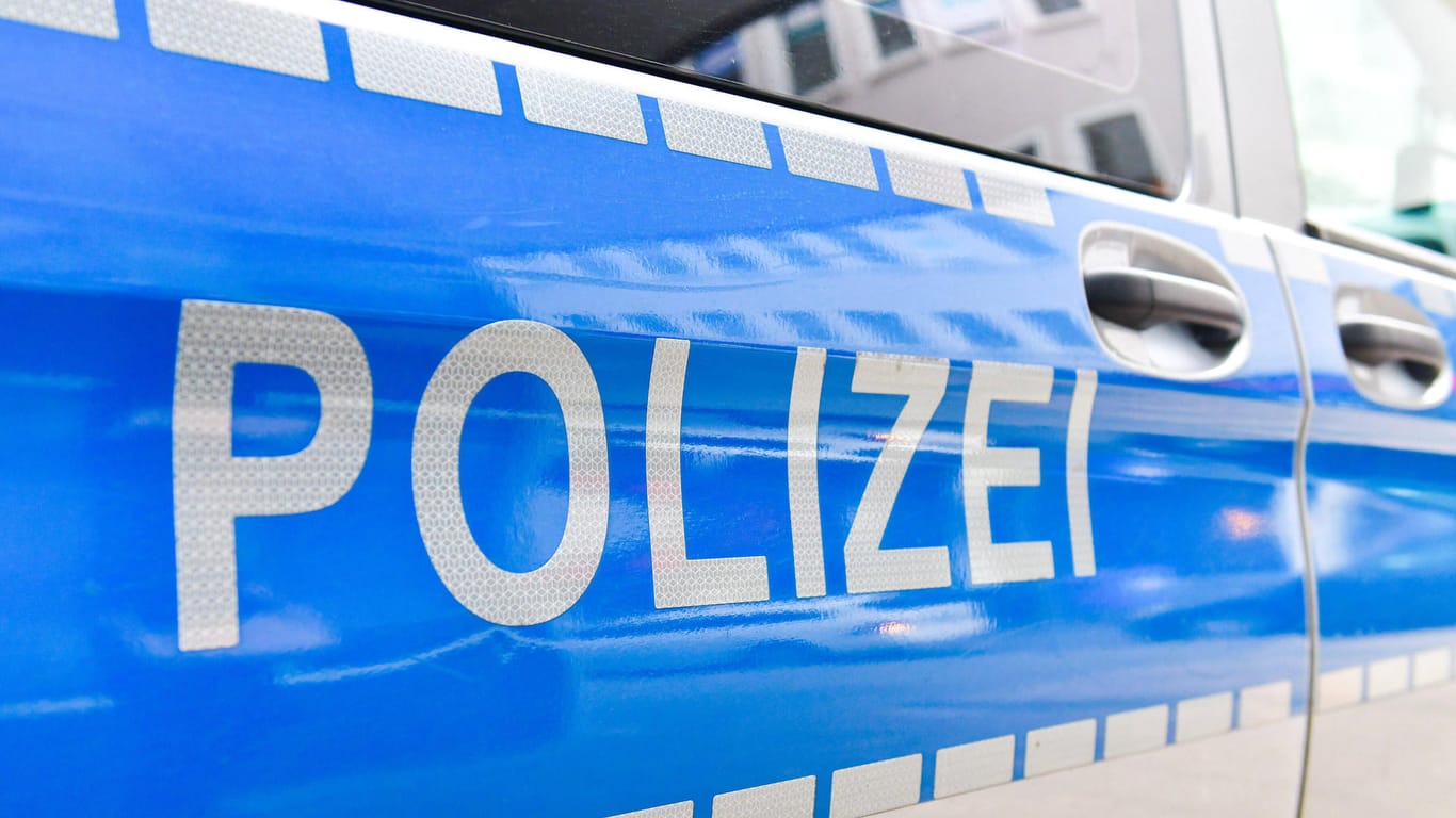 Schriftzug auf einem Polizeiauto (Symbolbild): Die Polizei sucht nach einer sexuellen Belästigung nach dem Täter.