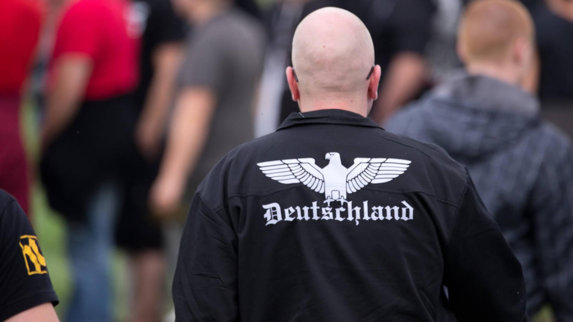 Bomberjacke mit Deutschland-Aufruck bei einem Rechtsrock-Konzert in Themar (Symbolbild): Die Stadt Magdala zahlt dem Veranstalter eines Rechtsrock-Konzerts Schadensersatz.