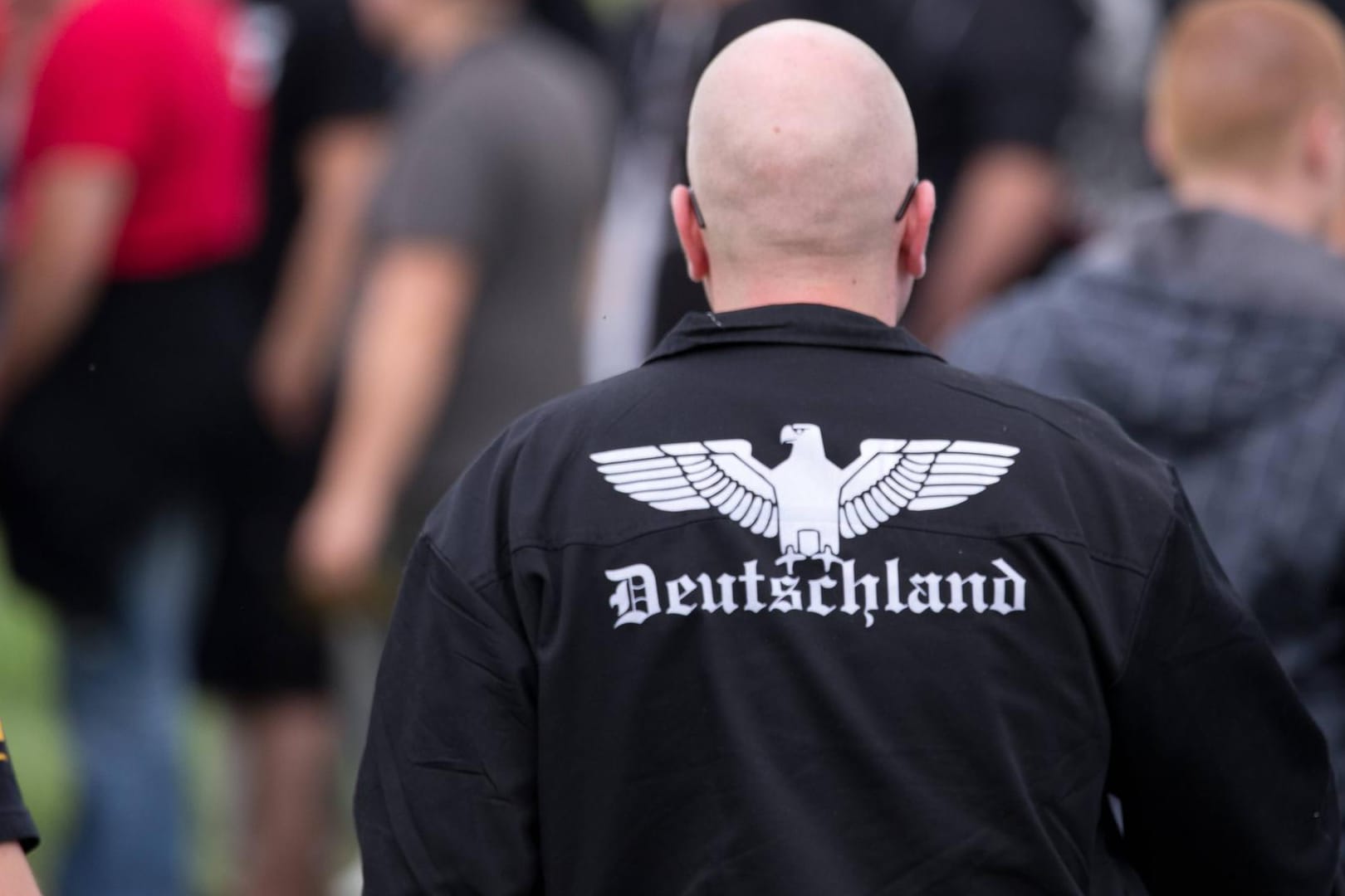 Bomberjacke mit Deutschland-Aufruck bei einem Rechtsrock-Konzert in Themar (Symbolbild): Die Stadt Magdala zahlt dem Veranstalter eines Rechtsrock-Konzerts Schadensersatz.