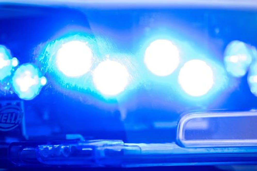Ein Blaulicht leuchtet auf dem Dach einer Polizeistreife (Symbolbild): Bei einer Kontrolle haben Polizisten einen Wachmann am Steuer eines Drogentaxis entdeckt.