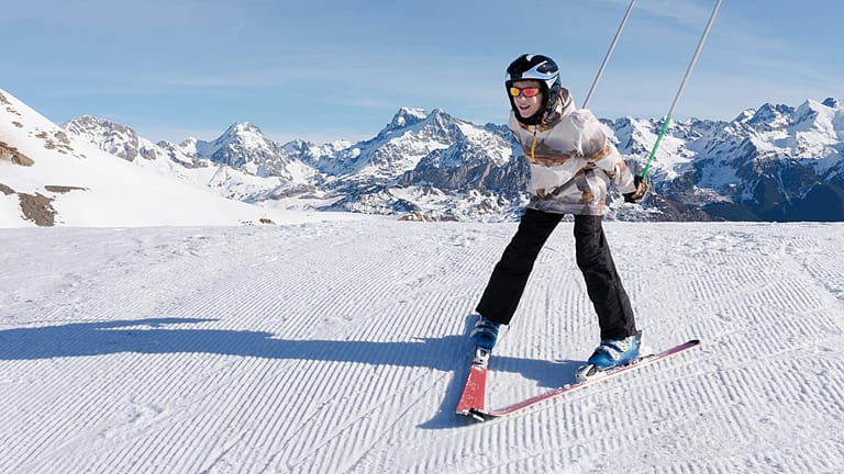 Ein Junge fährt Ski in den Pyrenäen: Italien will die Skigebiete über Weihnachten EU-weit schließen lassen.