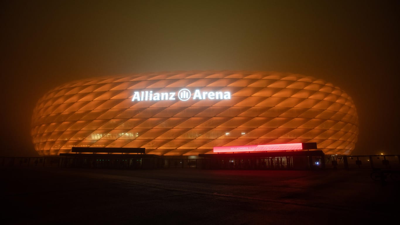 Allianz Arena erstrahlt in Orange (Archivfoto): Mit dieser Aktion unterstützt der FC Bayern die Initiative ZONTA Says NO gegen Gewalt an Frauen und Mädchen.