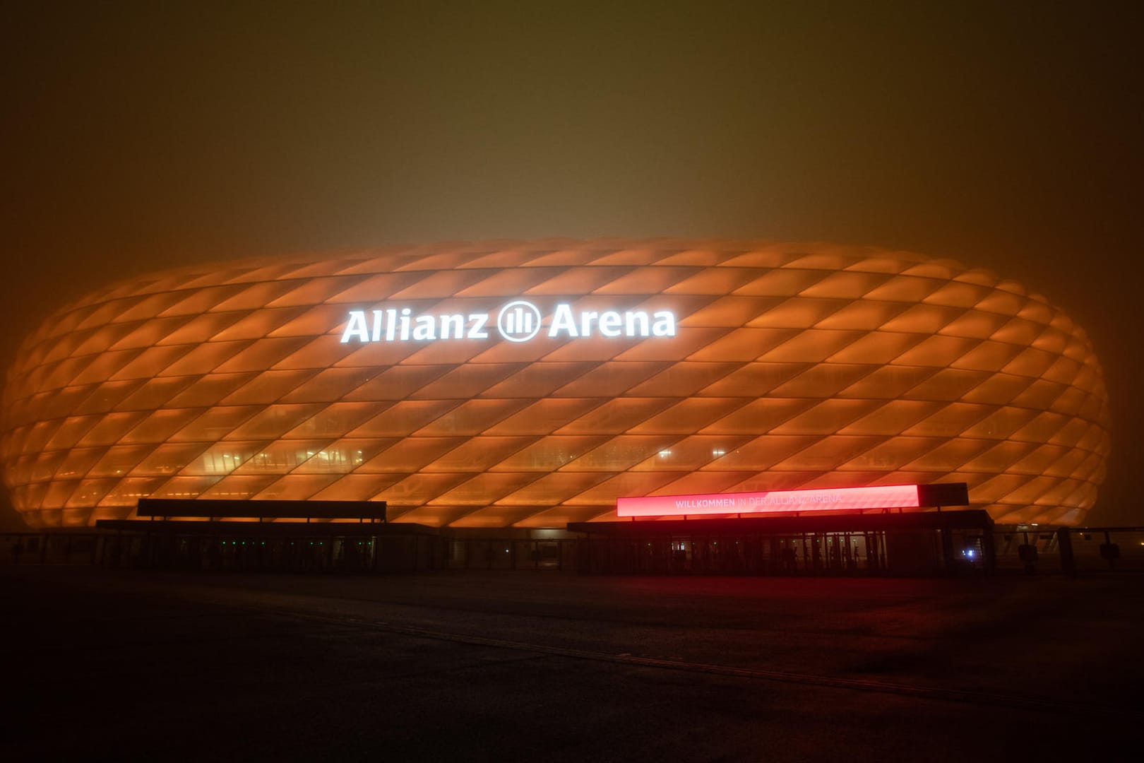 Allianz Arena erstrahlt in Orange (Archivfoto): Mit dieser Aktion unterstützt der FC Bayern die Initiative ZONTA Says NO gegen Gewalt an Frauen und Mädchen.