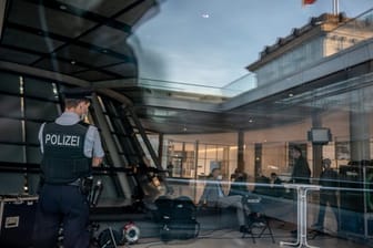 Ein uniformierter Polizist der Bundestags-Polizei beobachtet die Fraktionsebene im Deutschen Bundestag.
