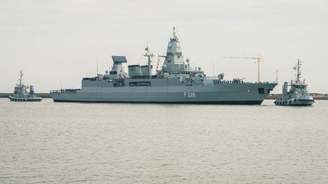 Die Fregatte "Hamburg" kehrt nach dem Einsatz im Mittelmeer wieder in den Heimathafen zum Marinestützpunkt Wilhelmshaven zurück. Die Fregatte "Hamburg" kehrt nach dem Einsatz im Mittelmeer wieder in den Heimathafen zum Marinestützpunkt Wilhelmshaven zurück.