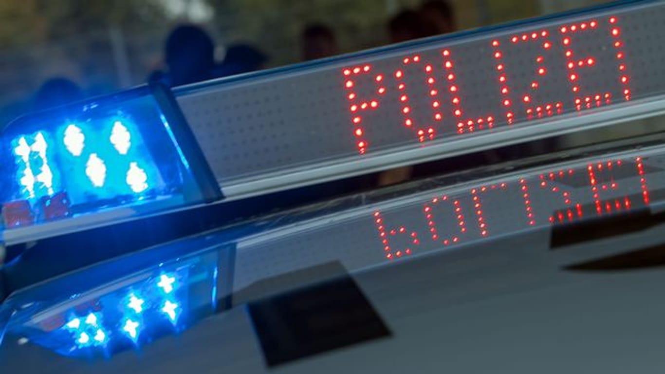 Blaulicht und Schriftzug "Polizei": Ein Mann hat sich eine irre Verfolgungsjagd mit der Polizei geliefert.