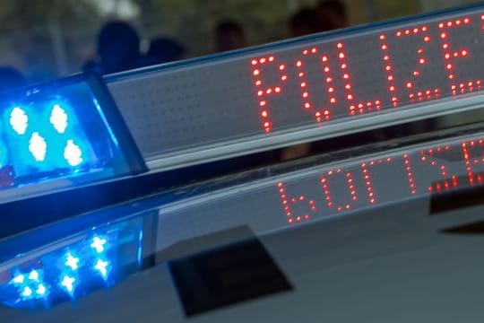 Blaulicht und Schriftzug "Polizei": Ein Mann hat sich eine irre Verfolgungsjagd mit der Polizei geliefert.