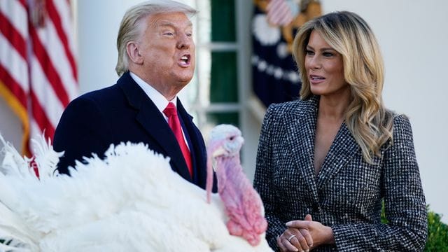 US-Präsident Donald Trump (l), First Lady Melania Trump und der Truthahn "Corn" nach seiner Begnadigung.