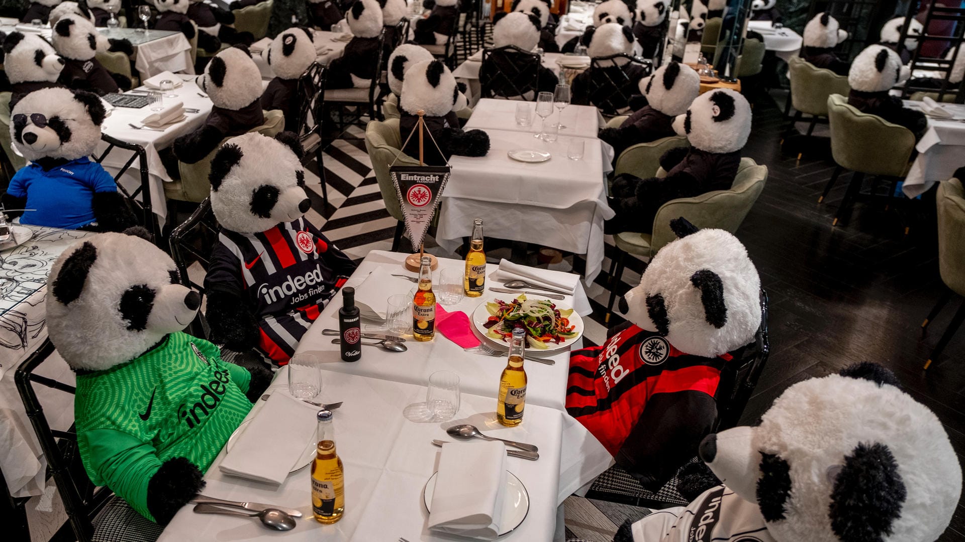 Da er keine Gäste empfangen darf, hat ein Wirt sein Restaurant mit Plünschpandas drapiert (nein, es ist leider nicht mein Wirt).