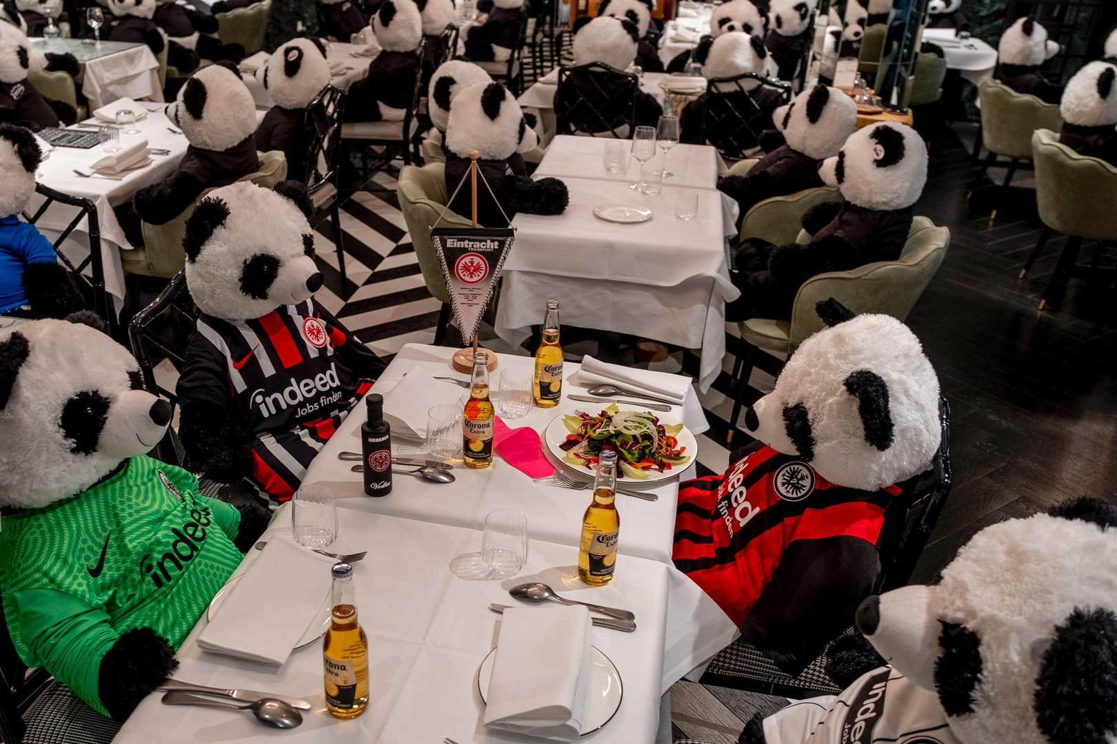 Da er keine Gäste empfangen darf, hat ein Wirt sein Restaurant mit Plünschpandas drapiert (nein, es ist leider nicht mein Wirt).