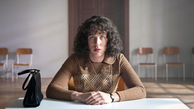Erika (Markus Freistätter) soll unterschreiben, dass sie auf das Fahren von Skirennen verzichtet und auch in Zukunft als Frau leben wird. Erika (Markus Freistätter) soll unterschreiben, dass sie auf das Fahren von Skirennen verzichtet und auch in Zukunft als Frau leben wird.