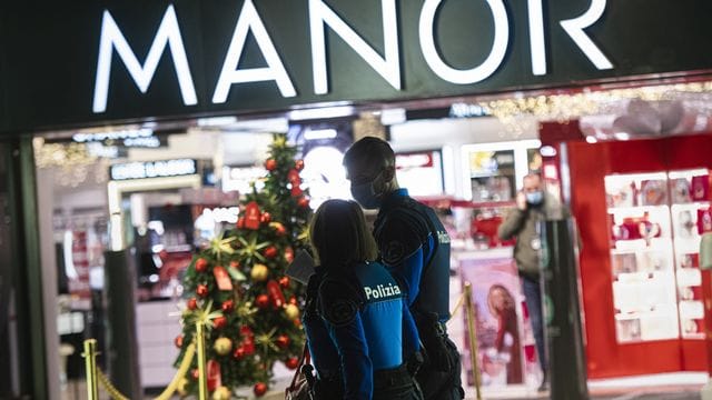 In Lugano hat eine Frau zwei Passantinnen mit einem Messer angegriffen. In Lugano hat eine Frau zwei Passantinnen mit einem Messer angegriffen.