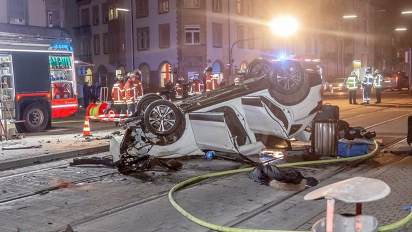 Ein mit einem Messer bewaffneter Mann hat im Westen Baden-Württembergs innerhalb weniger Stunden verschiedene Unfälle verursacht, dabei mehrere Menschen verletzt und zwei Fahrzeuge geraubt.