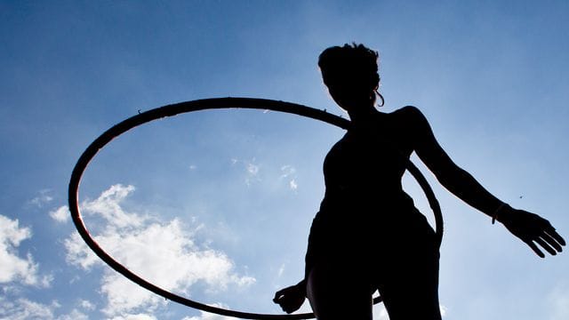 Vereinzelte Studien zeigen: Training mit dem Hula-Hoop-Reifen kann innerhalb weniger Wochen die Rumpfkraftausdauer steigern und das Unterbauchfett merkbar reduzieren.