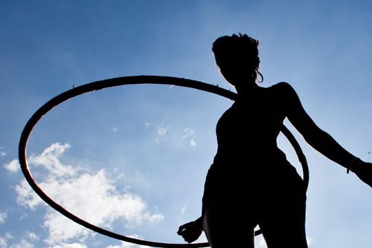 Vereinzelte Studien zeigen: Training mit dem Hula-Hoop-Reifen kann innerhalb weniger Wochen die Rumpfkraftausdauer steigern und das Unterbauchfett merkbar reduzieren.