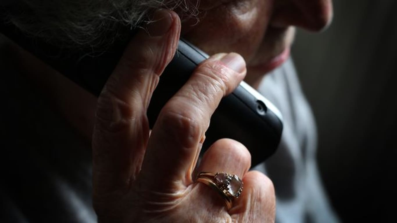 Mit einem üblen Trick versuchen Betrüger, Rentner am Telefon über Daten ihrer Rentenversicherung auszufragen.