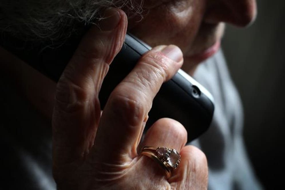 Mit einem üblen Trick versuchen Betrüger, Rentner am Telefon über Daten ihrer Rentenversicherung auszufragen.