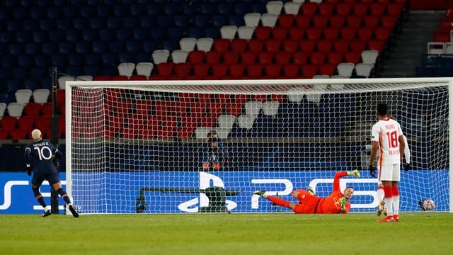 PSG-Star Neymar (l) erzielt das goldene Tor. PSG-Star Neymar (l) erzielt das goldene Tor.