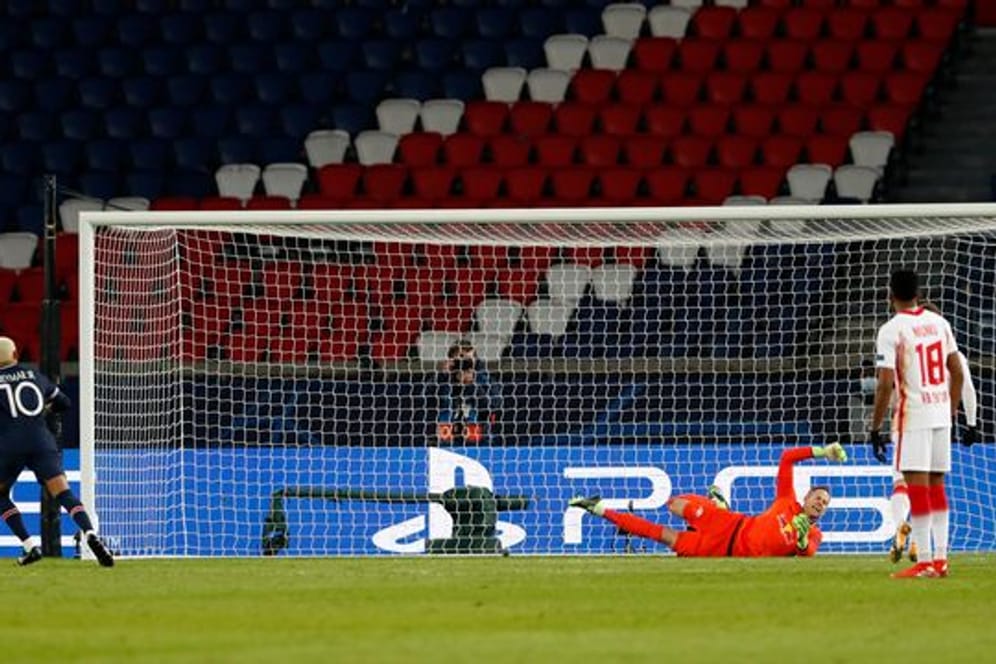PSG-Star Neymar (l) erzielt das goldene Tor.
