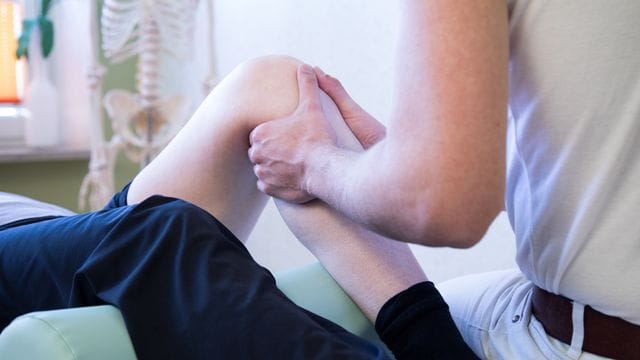 Arthrose: Die Behandlung während der Wartezeit sollte aus konservativen Therapien bestehen.