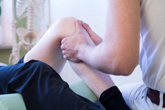 Arthrose: Die Behandlung während der Wartezeit sollte aus konservativen Therapien bestehen.