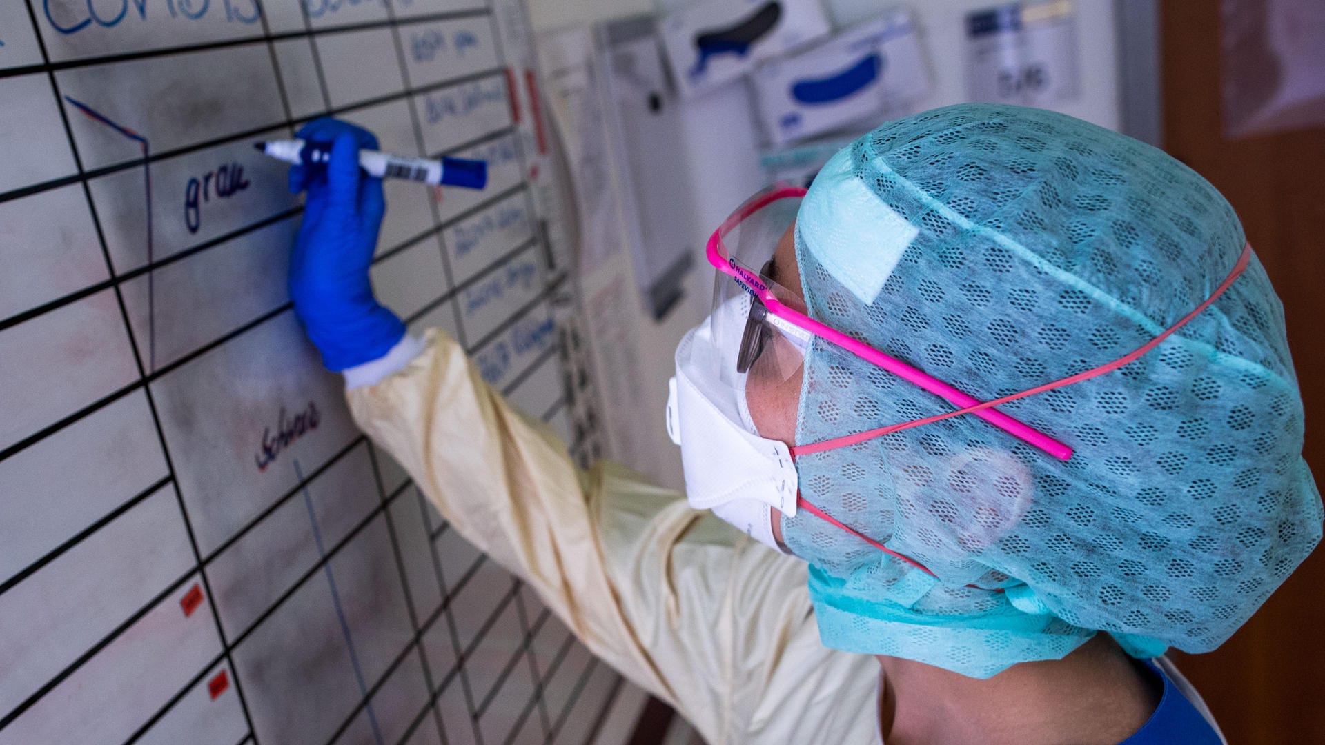 Behandlung von Corona-Patienten (Symbolbild): Das Virus breitet sich in Deutschland weiter aus.