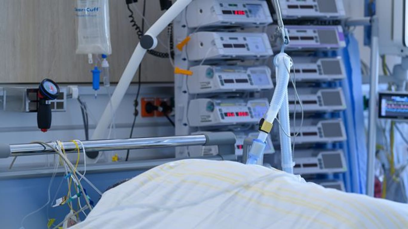 Ein Patient ist in der Corona-Intensivstation des Universitätsklinikums Dresden an ein Beatmungsgerät angeschlossen.
